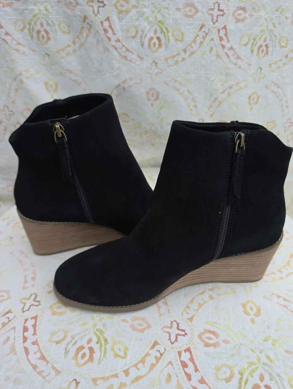 TOMS Women’s 10 Black Suede Leather Wedge Ankle Boots Side Zip Booties